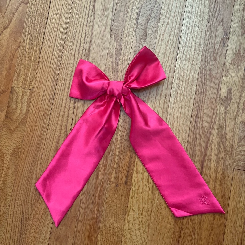 Giant pink bow pin